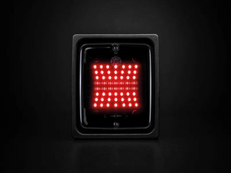 STRANDS DARK KNIGHT IZE LED SQUARE Tågelys Rød 24V - Ledekstralys.dk